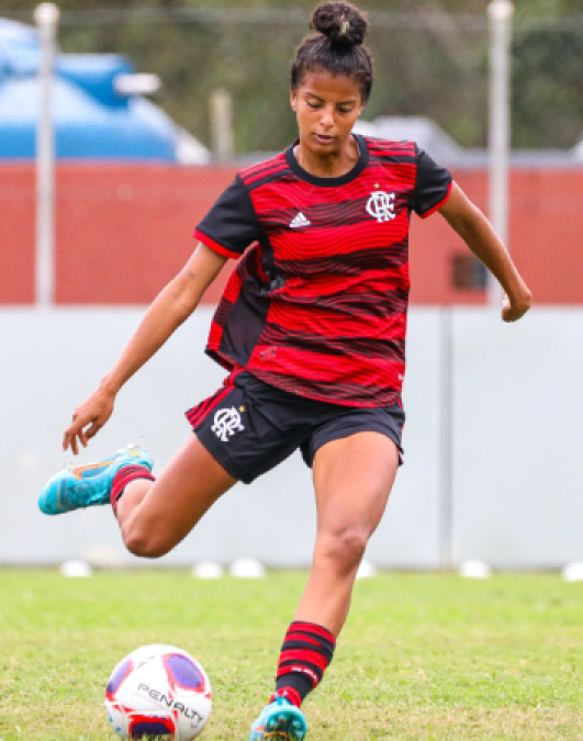 Kethy Dias<h5>Defender / Defensive Midfielder</h5>